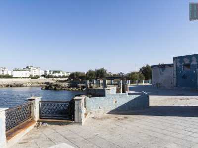 Se da un lato un terrazzino ci permette di ammirare il mare sottostante...